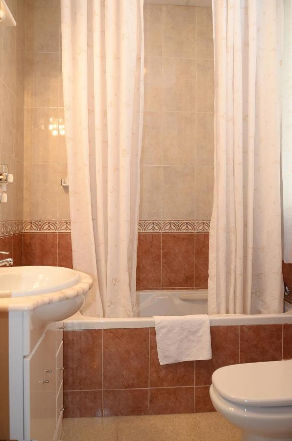 Pension Canadiense Barcelona Room photo